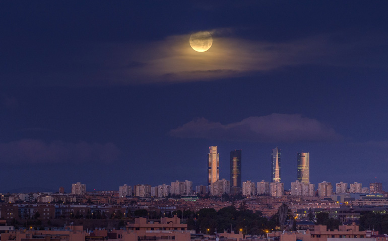 Foto de recurso del 'skyline' de Madrid de noche