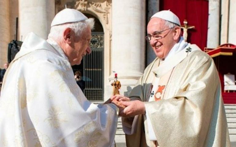 Benedicto XVI con el Papa Francisco