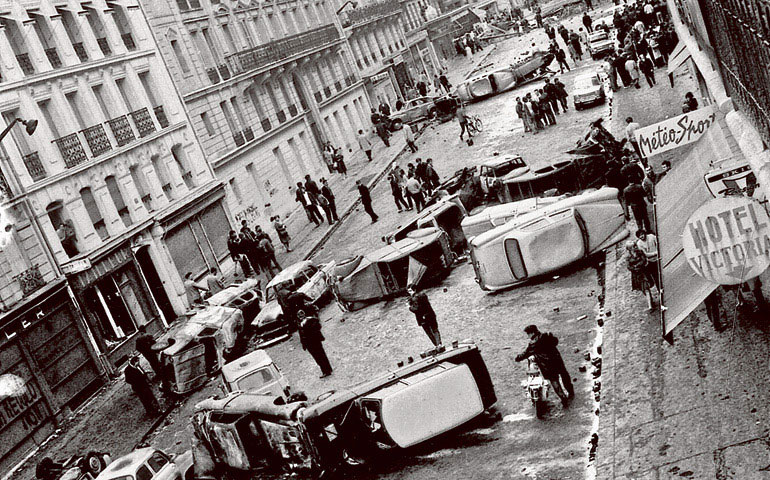 Coches destrozados en la calle Gay-Lussac del barrio latino de París, el 11 de mayo de 1968