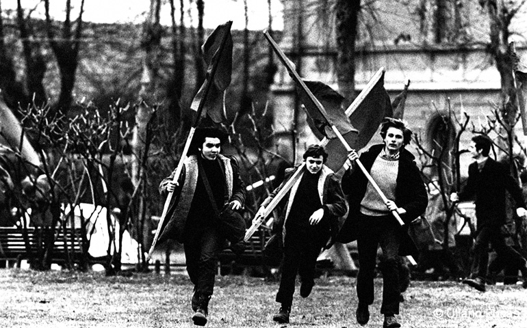 Jóvenes huyen de la policía tras una manifestación en 1971, en Milán