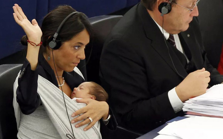 La eurodiputada italiana Licia Ronzulli acude a una sesión del Pleno con su bebé