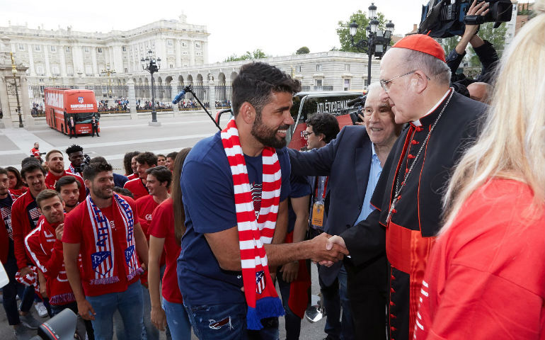 El cardenal Osoro recibe a Diego Costa a la llegada de los jugadores a la catedral