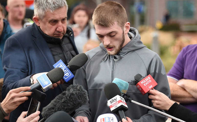 Tom Evans se dirige a los medios el jueves 26 de abril, cuando anunció que quería tender puentes con el hospital y pedía privacidad