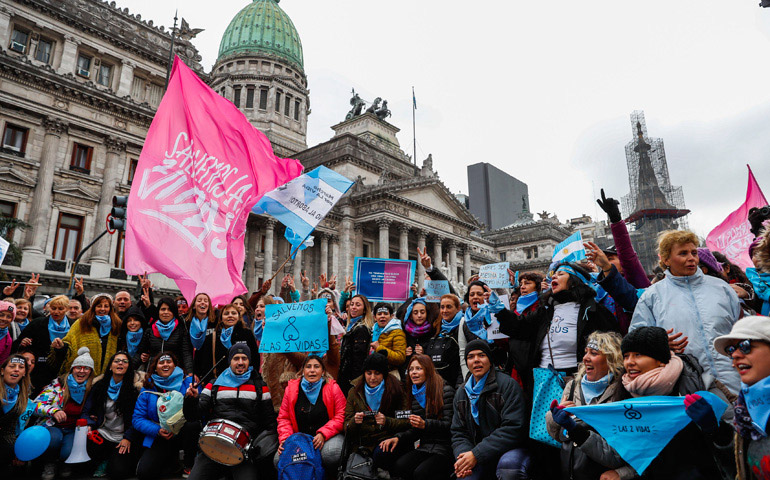 Manifestación contra la despenalización del aborto, mientras se debate en el Congreso, en Buenos Aires (Argentina), el pasado 13 de junio