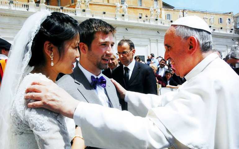 El Papa Francisco con un matrimonio