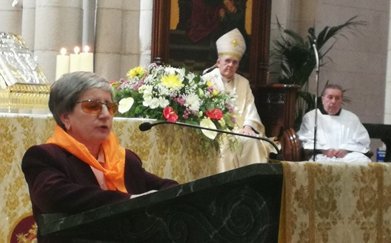 Carmen Usano lee en el ambón de la catedral de la Almudena.