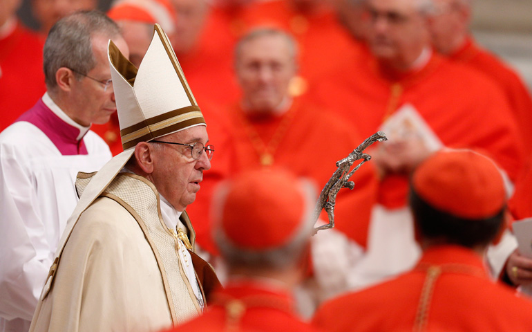 El Papa Francisco a su llegada a la basílica de San Pedro para presidir el consistorio, el 19 de noviembre de 2016.