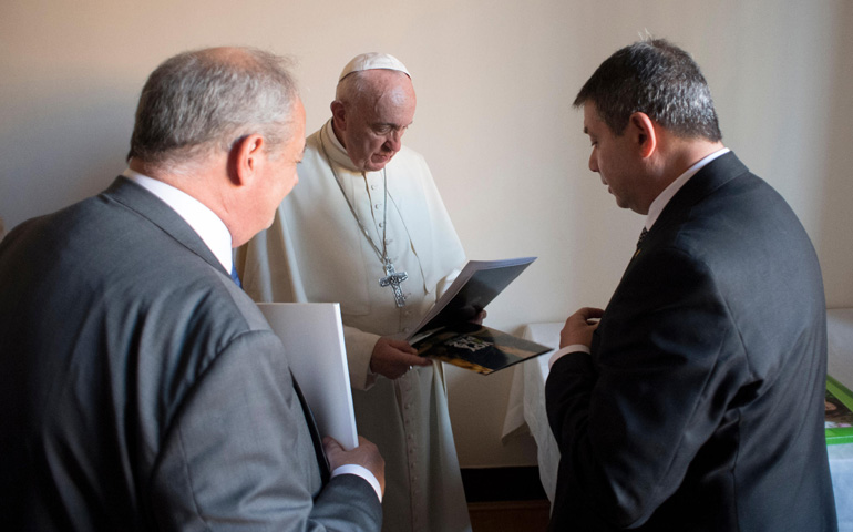 Guillermo Whpei (derecha) entrega al Papa, junto a José María del Corral, presidente de Scholas Occurrentes, el informe 'Detrás de la pasión'