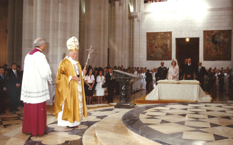 Juan Pablo II durante la consagración de la catedral de la Almudena en 1993
