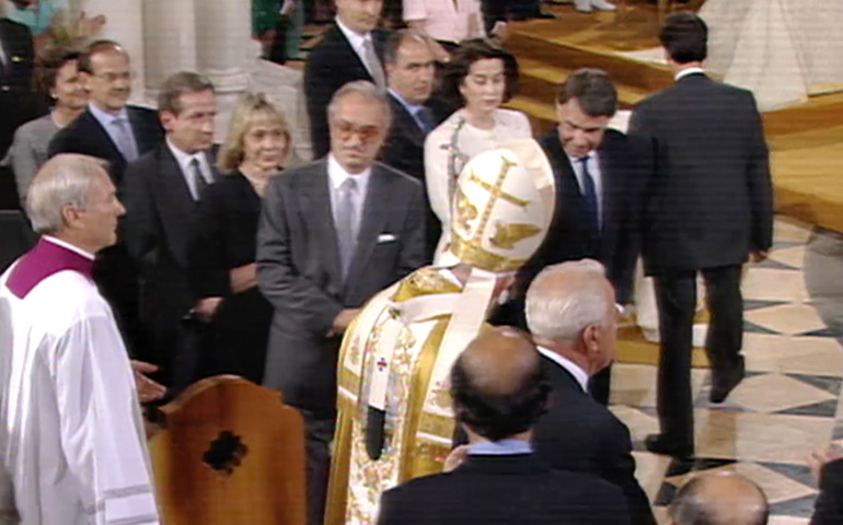 Felipe González saluda al Papa san Juan Pablo II a su llegada a la Misa de consagración de la catedral de la Almudena