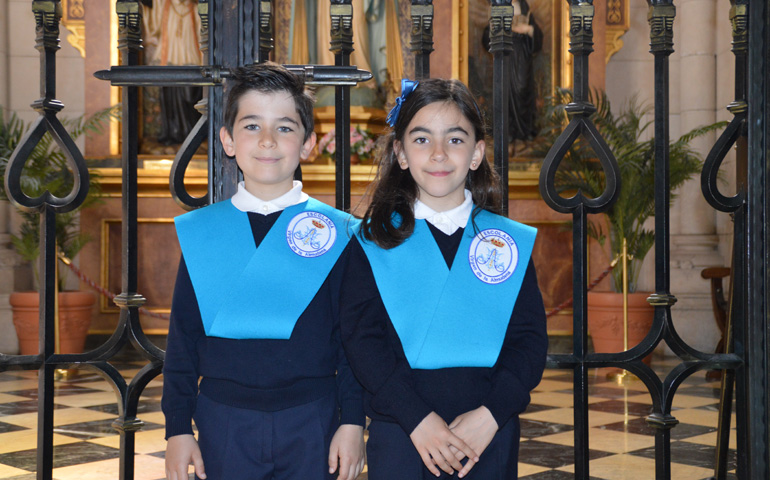 Marcos y Beatriz, después de una actuación con la escolanía en mayo