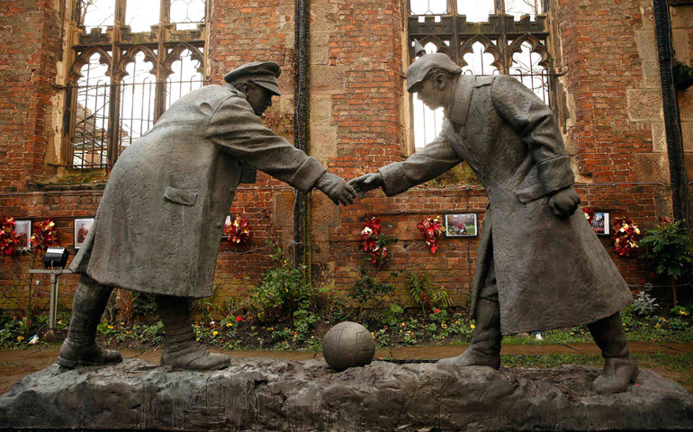 Escultura que representa la Tregua de Navidad, en la que un soldado alemán y otro británico estrechan sus manos para jugar al fútbol, en el exterior de la iglesia de San Lucas, en Liverpool, Inglaterra