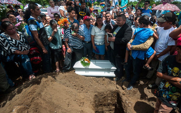 Familiares y vecinos asisten al funeral del niño Teyler Leonardo, de 14 meses, el 24 de Junio de 2018, en Managua (Nicaragua)