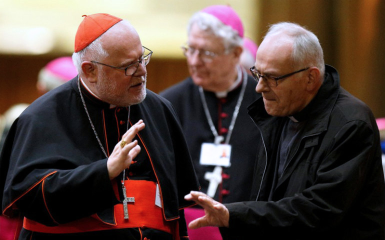 El cardenal Reinhard Marx, con delegados asistentes al Sínodo de la Familia en octubre de 2015