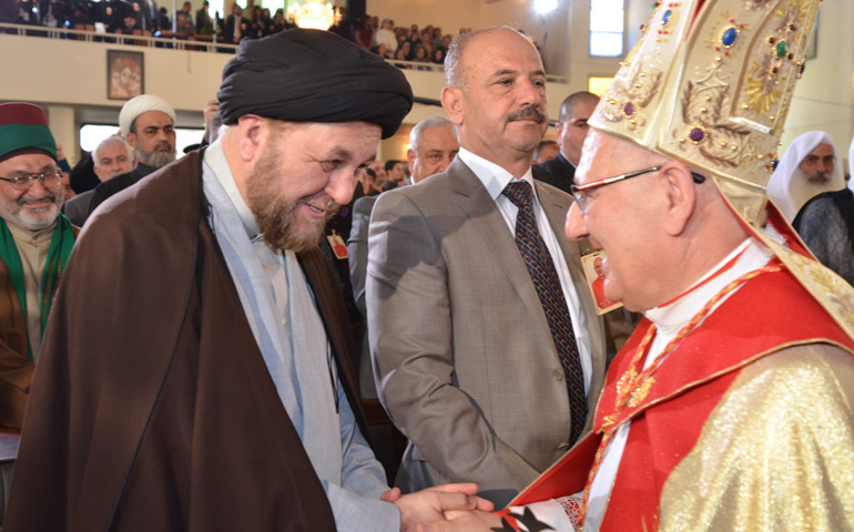 El patriarca saluda al político Ali al Allaq, después de tomar posesión como patriarca en marzo de 2013.