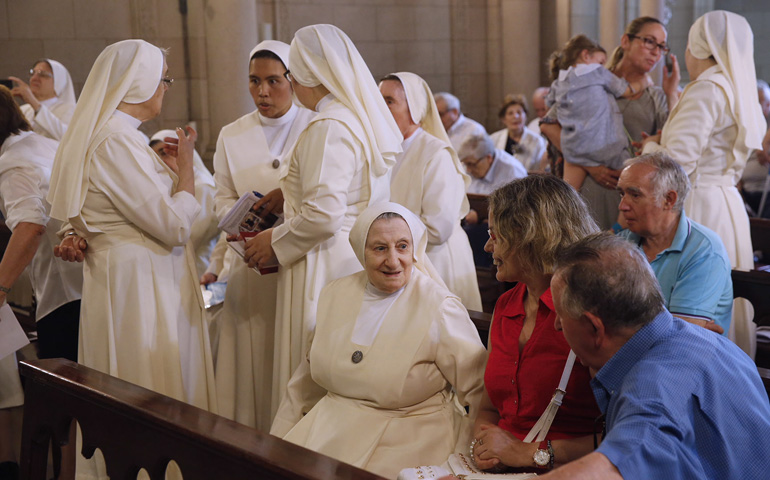 La religiosa Ángeles Arancón, sentada, en la celebración del 75 aniversario de la llegada a Valencia de las Siervas de Jesús