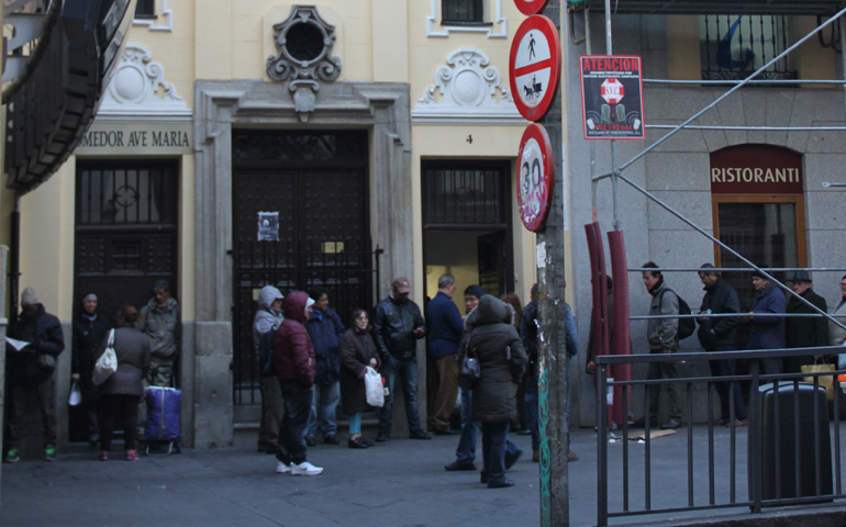 Cola para entrar al Comedor del Ave María