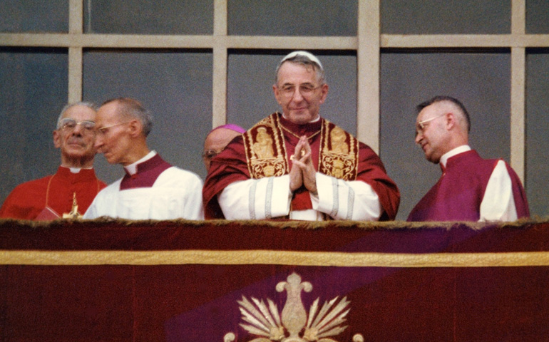 Albino Luciani, ya Juan Pablo I, en el balcón de la basílica de San Pedro, en el Vaticano, tras haber sido elegido Papa el 26 de agosto de 1978
