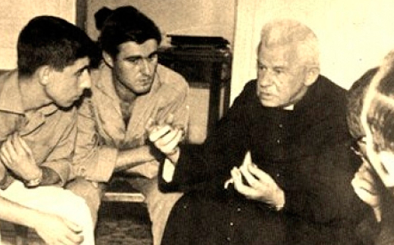 Joseph Cardijn, fundador de la JOC, con un grupo de jóvenes trabajadores