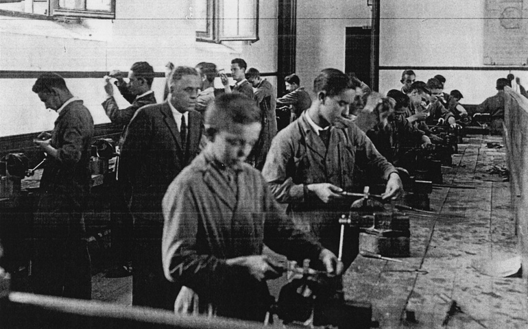 Un grupo de alumnos realizan prácticas en la Escuela Profesional, poco después de su creación en 1943