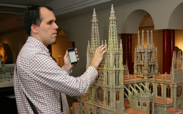 Una persona ciega toca la maqueta de la catedral de Burgos.