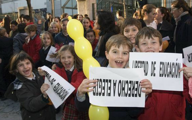 Alumnos del colegio Torrevelo en una protesta en 2011 tras la revocación del concierto