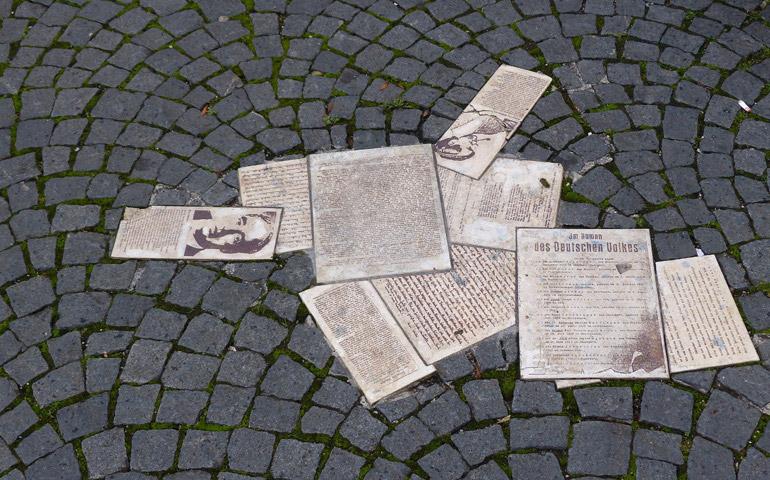 Un memorial en la Universidad de Múnich imita las hojas de la Rosa Blanca, desparramadas por el suelo. Incluye los rostros de Kurt Huber y Alexander Schmorell