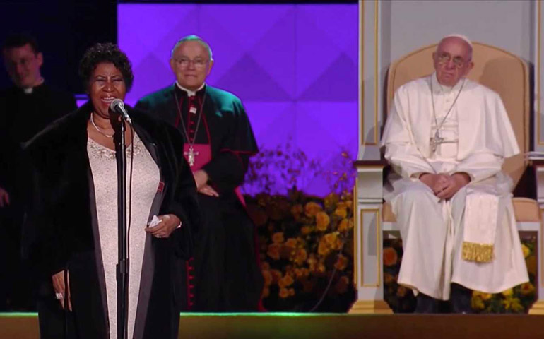 El Papa Francisco durante la actuación de Aretha Franklin