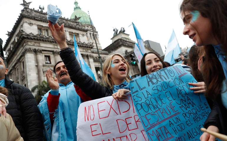 Manifestación provida en el exterior del Senado argentino