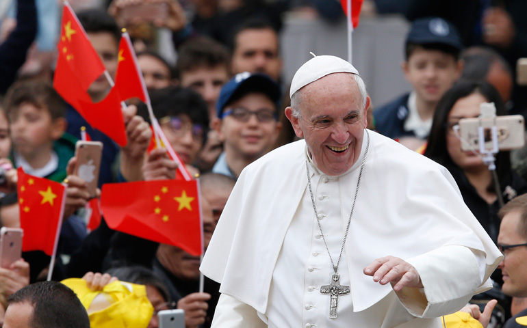 El Papa Francisco pasa junto a un grupo de peregrinos de China, a su llegada a la Plaza de San Pedro para presidir la audiencia general, el 22 de marzo de 2017