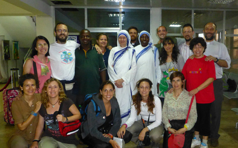 Calderón, a la derecha del todo, con voluntarios y hermanas de la madre Teresa