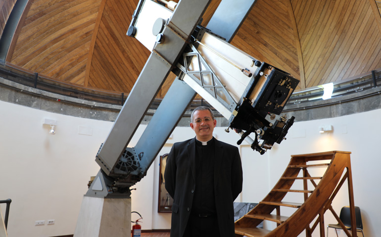 El padre Brown, en la sede del Observatorio Astronómico de Roma