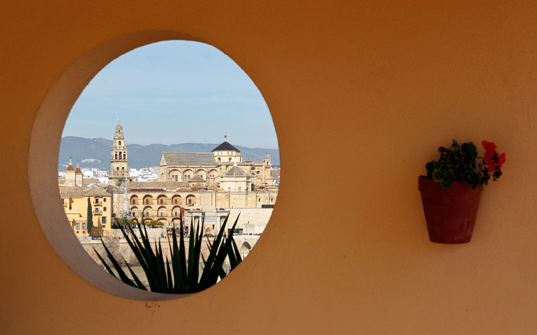 El PSOE y grupos de izquierda cuestionan la propiedad  por parte de la Iglesia de la catedral de Córdoba, aunque la mayor parte de expertos e historiadores no lo hacen