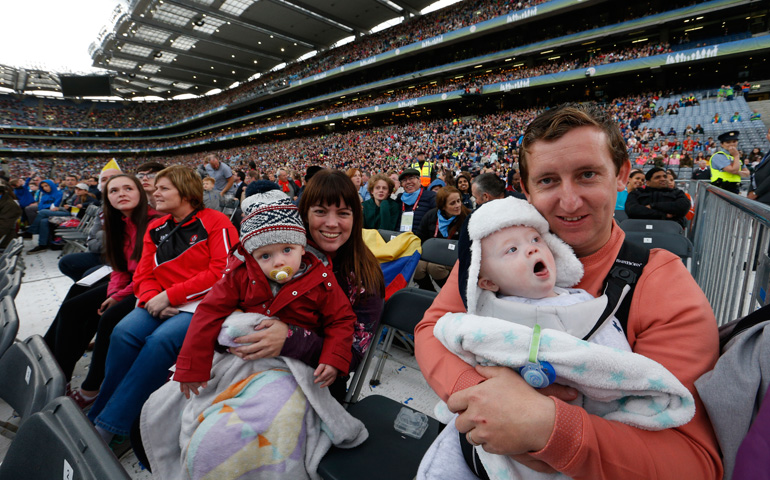 Una familia, participa en la fiesta de las familias, en el estadio Croke Park de Dublín
