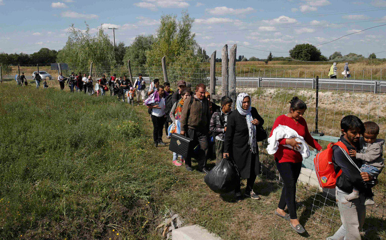 Inmigrantes junto a una carretera, en Roszke (Hungría), en septiembre de 2015