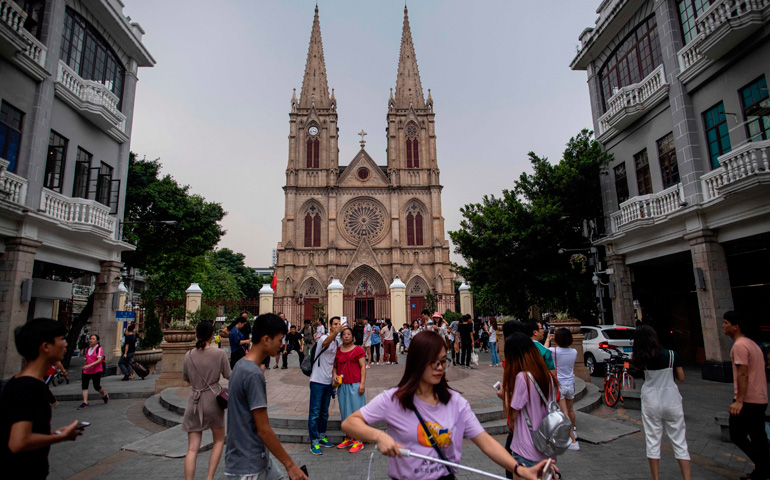 Turistas chinos antes la catedral del Sagrado Corazón de Jesús, en Guangzhou