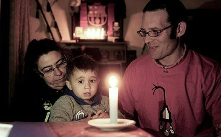 Carmen, con su nieto Kevin, y José Antonio Gómez, miembro de la Alianza contra la Pobreza Energética