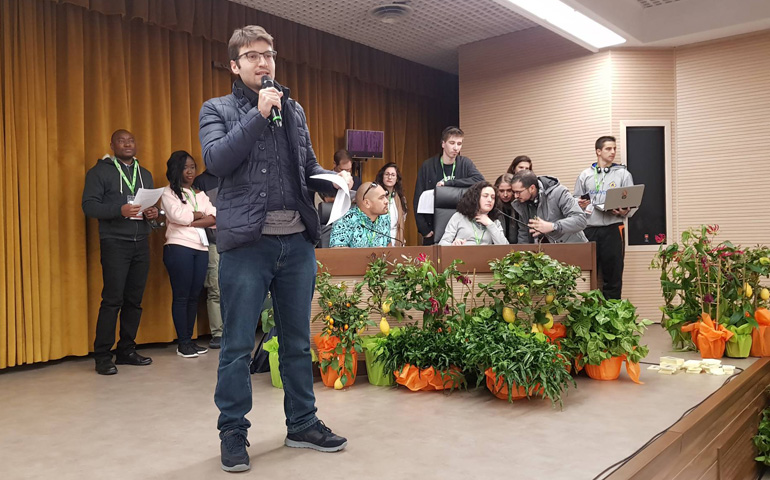 Unos jóvenes, durante la presentación del borrador del documento que luego entregaron al Papa Francisco, durante el presínodo, el pasado 23 de marzo