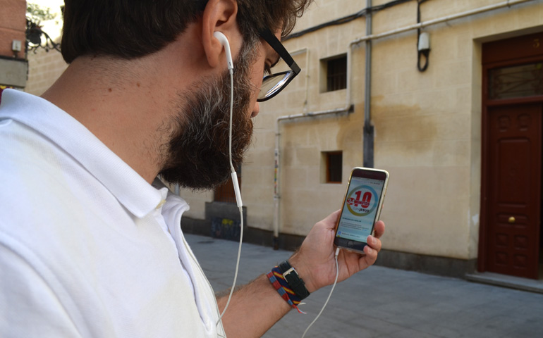 Un joven con la iniciativa abierta en su WhatsApp