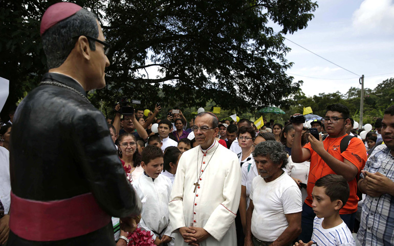 El primer cardenal salvadoreño, Gregorio Rosa Chávez, junto a una imagen del beato Romero en Arcatao
