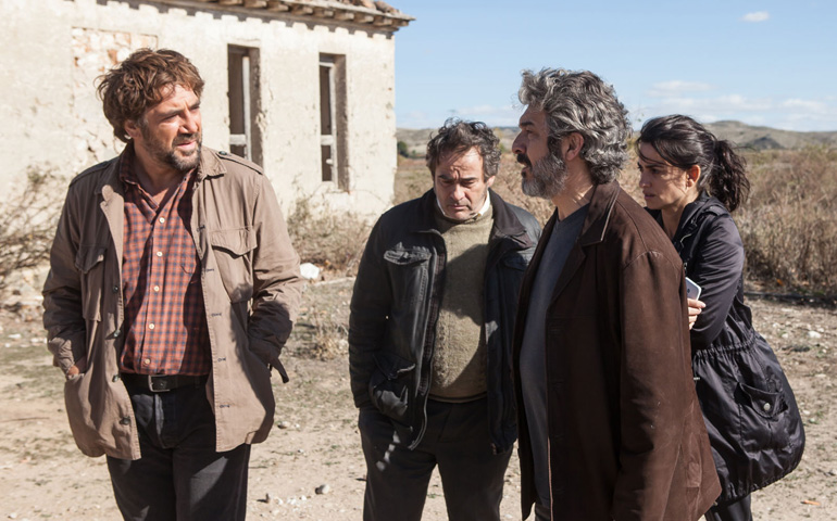 Javier Bardem, Eduard Fernández, Ricardo Darín y Penélope Cruz, en un fotograma de la película