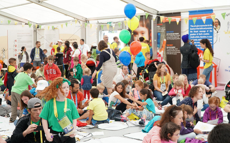 Durante el Encuentro Mundial de las Familias en Dublín se organizaron varias actividades como esta para dar a conocer el 'Youcat para niños'
