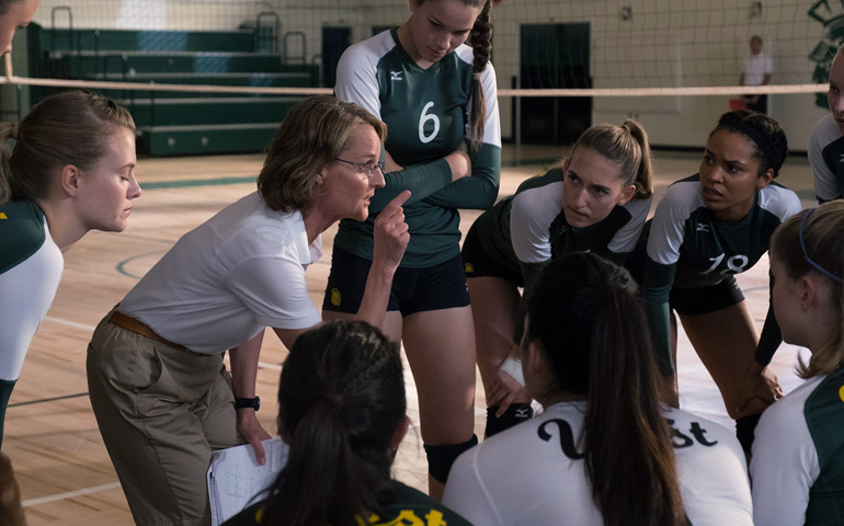 La entrenadora (Helen Hunt) da unas indicaciones a las jugadoras del equipo de voleibol del West High School