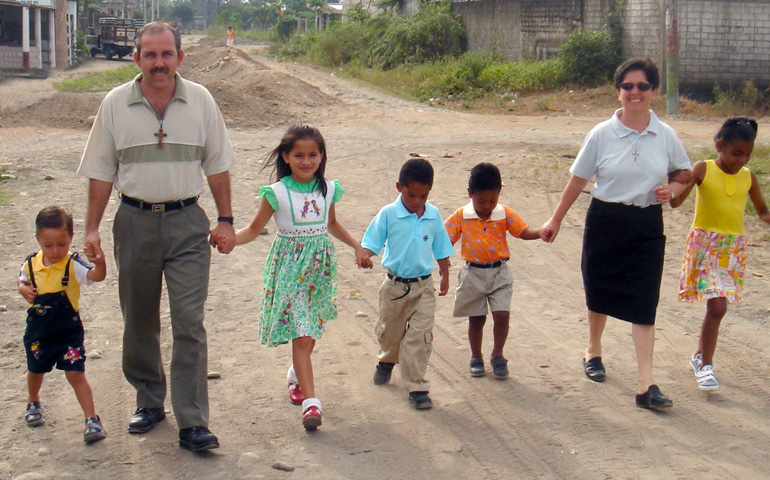 Pedro Manuel Salado, misionero en Ecuador, con un grupo de los niños de la casa en la que trabajaba y otra de las misioneras del hogar