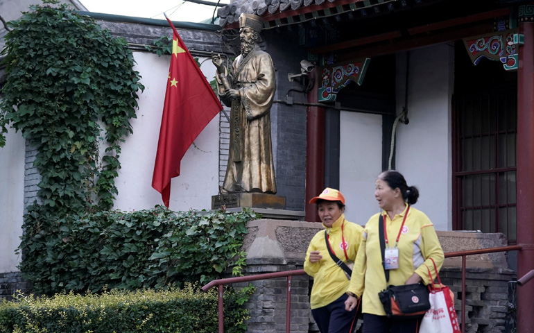 Estatua del jesuita italiano Matteo Ricci, a la entrada de una iglesia católica del sur de Pekín en septiembre de 2018