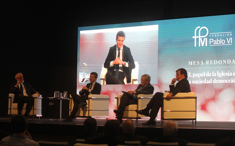 Mesa redonda 'El papel de la Iglesia en la sociedad democrática', con la participación de Julio Martínez, SJ, rector de la Universidad Pontificia de Comillas; Pablo Casado, presidente del Partido Popular; el periodista Fernando Ónega, y Guillermo Fernández Vara, presidente de la Junta de Extremadura