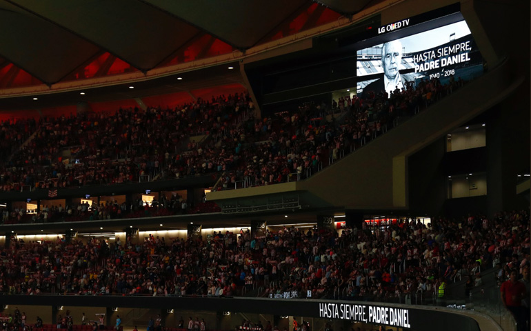 Homenaje al padre Daniel Antolín en el Estadio Metropolitano