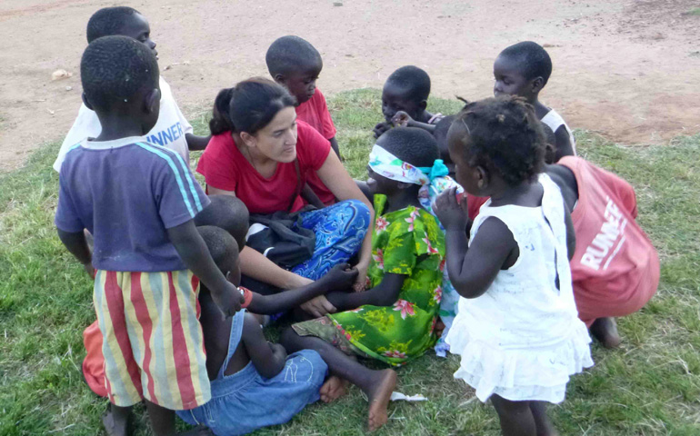 Carmen Aranda, con los niños del orfanato de St. Jude