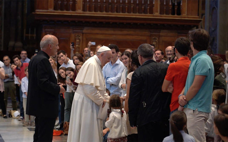 El Papa saludando a algunos de los miembros de Hakuna en San Pedro ante la mirada de José Pedro Manglano