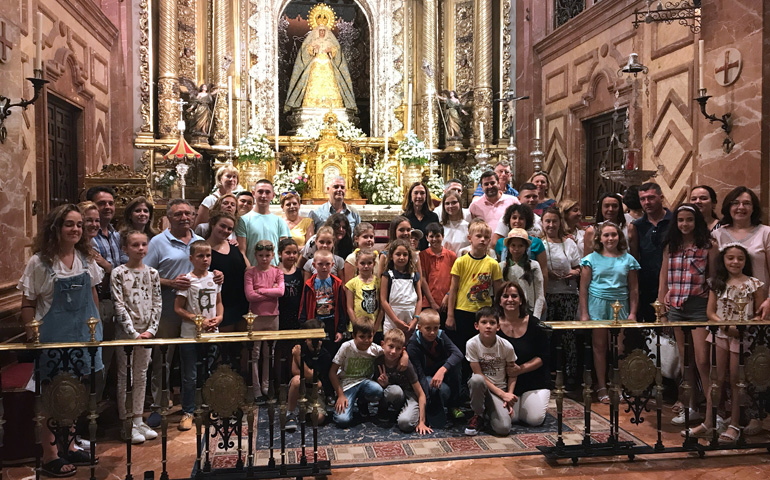 Participantes del Programa de Acogida de Niños Bielorrusos de la Hermandad de la Macarena de Sevilla